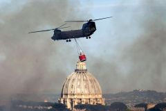 Foto-2.-Attività-antincendio-a-Roma-del-CH-47-nel-2016